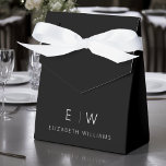 Caixinha De Lembrancinhas Nome Monograma Minimalista Moderno Preto Branco<br><div class="desc">Eleve os brindes do seu evento com nossa Caixa de Brinde Clássica Elegante Minimalista Moderna com Monograma. Meticulosamente projetadas,  essas caixas de brinde combinam perfeitamente sofisticação atemporal com minimalismo contemporâneo,  tornando-as uma adição elegante e memorável à sua celebração.</div>