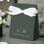 Caixinha De Lembrancinhas Nome Monograma Minimalista Moderno Verde Escuro<br><div class="desc">Eleve os brindes do seu evento com nossa Caixa de Presente Personalizada Clássica Elegante Moderna Minimalista. Meticulosamente projetada,  essas caixas de presente combinam perfeitamente sofisticação atemporal com minimalismo contemporâneo,  tornando-as uma adição elegante e memorável à sua celebração.</div>