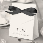 Caixinha De Lembrancinhas Nome Neutro Moderno do Monograma Minimalista<br><div class="desc">Eleve os favores do seu evento com a nossa Clássica Elegante Caixa de Favoritos do Monograma Moderno Minimalista. Meticulosamente projetados, esses favoritos combinam perfeitamente a sofisticação do eterno com o minimalismo contemporâneo, fazer-os de um na moda e memorável adição à sua celebração. Feito com precisão e atenção ao detalhe, essas...</div>