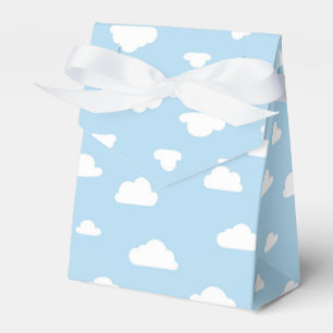 Caixinha De Lembrancinhas Nuvens brancas de desenhos em segundo plano azul