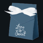 Caixinha De Lembrancinhas O Amor é Doce em Azul Marinho e Branco Casamento<br><div class="desc">Sacos de presente de casamento deslumbrantes na cor azul-marinho que farão seu presente se destacar. Cada saco é adornado com uma inscrição romântica 'O amor é doce', adicionando um charme delicado e um estilo único ao seu presente. Torne seu presente ainda mais especial com nossos exquisitos sacos de presente de...</div>