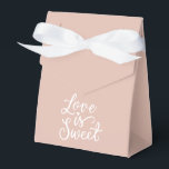 Caixinha De Lembrancinhas O Amor é Doce em cores Bege e Branco Casamento<br><div class="desc">Sacos de presente de casamento deslumbrantes em cor Bege que farão o seu presente se destacar. Cada saco é adornado com uma inscrição romântica 'O amor é doce', adicionando um charme delicado e estilo único ao seu presente. Torne o seu presente ainda mais especial com nossos exquisitos sacos de presente...</div>