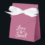 Caixinha De Lembrancinhas O amor é doce em cores Berry e Branco Casamento<br><div class="desc">Sacos de presente de casamento deslumbrantes na cor Berry que farão seu presente se destacar. Cada saco é adornado com uma inscrição romântica 'O amor é doce', adicionando um charme delicado e estilo único ao seu presente. Faça seu presente ainda mais especial com nossos exquisitos sacos de presente de casamento....</div>