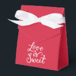 Caixinha De Lembrancinhas O amor é doce em framboesa e casamento branco<br><div class="desc">Bolsas de presente de casamento deslumbrantes em cor de framboesa e branco que farão seu presente se destacar. Cada bolsa é adornada com uma inscrição romântica 'O amor é doce', adicionando um charme delicado e estilo único ao seu presente. Faça seu presente ainda mais especial com nossas exquisitas bolsas de...</div>