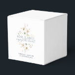 Caixinha De Lembrancinhas O Amor Floral De Aquarela Elegante É Um Casamento<br><div class="desc">Aprecie seus convidados de casamento com esta elegante caixa de favor floral com a mensagem romântica Amor é Doce Aproveite o Tratado. Perfeito para o seu doce doce tratamento, esta caixa personalizada inclui os nomes dos casais e a data do casamento, lindamente acentuada com delicadas ilustrações botânicas de cor d'água...</div>