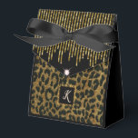Caixinha De Lembrancinhas Ouro e Maculate<br><div class="desc">Linda caixa de favores com sequências impressas de ouro com diamante em letras superiores e leopardo na frente e atrás. A letra de monograma personalizável está em um quadro de ouro e fundo preto. É perfeito para qualquer ocasião como aniversário,  casamento,  aniversário e mais</div>