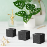 Caixinha De Lembrancinhas Padrão de Acabamento em Textura de Couro Preto Clá<br><div class="desc">Eleve a apresentação do seu evento com essas caixas de lembrança clássicas que apresentam um acabamento com textura de couro preto e um design sutilmente padronizado. Duráveis e elegantes, são perfeitas para casamentos, festas ou ocasiões especiais, adicionando um toque de sofisticação a qualquer presente ou mimo. Seu design elegante garante...</div>