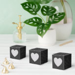 Caixinha De Lembrancinhas Padrão de Acabamento em Textura de Couro Preto com<br><div class="desc">Adicione um toque de elegância às suas celebrações com essas caixas de lembrança pretas que apresentam um acabamento com textura de couro e um design de marca de coração. Elegantes e duráveis, são perfeitas para casamentos, festas ou ocasiões especiais, criando uma apresentação memorável para presentes ou guloseimas. O padrão sofisticado...</div>