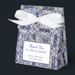 Caixinha De Lembrancinhas Padrão de azulejo geométrico azul vintage branco<br><div class="desc">Azulejos europeus geométricos vintage pintados à mão. Padrão ornamental de perfeição. Tons de cor incluem azul e branco. O design decorativo perfeito,  presente ideal para qualquer ocasião.</div>