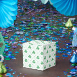 Caixinha De Lembrancinhas Padrão de Clover Elegante Clássico 2x2x2<br><div class="desc">Adicione um toque de elegância à sua celebração com estas caixas de favoritos clássicas 2x2x2 com um encantador padrão de trevo. Perfeito para segurar doces,  macacos ou pequenos guardas em casamentos,  festas de jardim ou eventos festivos. Compacto,  na moda e facilmente gracioso — ideal para qualquer ocasião refinada.</div>