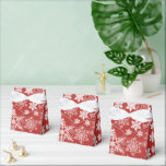 Caixinha De Lembrancinhas Padrão de Neve Prateado Branco no Natal Vermelho<br><div class="desc">Nesta elegante caixa de presentes, um bonito padrão de flocos de neve decorativos brancos e prateados é impresso em um fundo vermelho Feriado. Um banner oval com estrutura dourada mantém seu texto personalizado em ouro correspondente e vermelho no verso. Faça-o dizer o que quiser! Esta bolsa é elegante o suficiente...</div>