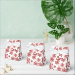 Caixinha De Lembrancinhas Padrão de Neve Vermelha Elegante no Natal Branco<br><div class="desc">Nesta elegante caixa de presentes, um bonito padrão de flocos de neve vermelhos decorativos é impresso sobre fundo branco. Um banner oval com dois quadros mantém seu texto personalizado em ouro correspondente e vermelho no verso. Faça-o dizer o que quiser! Esta bolsa é elegante o suficiente para casamentos, presentes de...</div>