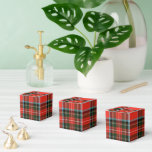 Caixinha De Lembrancinhas Padrão Xadrez Preto e Vermelho Clássico<br><div class="desc">Adicione charme atemporal à sua celebração com essas caixas clássicas de favores no padrão xadrez vermelho,  preto e branco. Perfeitas para casamentos rústicos,  festas de feriados ou encontros aconchegantes,  elas combinam durabilidade com design elegante para guardar guloseimas ou pequenos presentes com beleza. Uma mistura perfeita de tradição e elegância.</div>