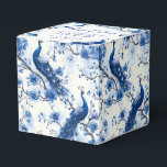 Caixinha De Lembrancinhas Pavão em aquarela azul vintage francês Chinoiserie<br><div class="desc">Esta caixa de lembrancinhas azul com chinoiserie francesa inspirada em vintage apresenta um detalhado pavão em aquarela, perfeito para casamentos e eventos especiais. O design elegante permite espaço para os nomes do casal, data do casamento e uma mensagem pessoal, tornando-se um adição elegante à sua coleção de lembrancinhas de casamento....</div>