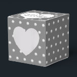 Caixinha De Lembrancinhas Pérolas Brancas Em Cinza<br><div class="desc">Coração branco com nomes de recém-casados e pérolas brancas em fundo cinza.
A cor do fundo pode ser alterada.</div>