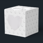 Caixinha De Lembrancinhas Pérolas Brancas Sobre Cinza<br><div class="desc">Coração branco com nomes de recém-casados em padrão de pérolas cinza prateado e branco.
A cor do fundo pode ser alterada.</div>