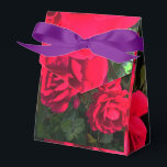 Caixinha De Lembrancinhas Presente de Flor de Rosa Vermelha Romântica<br><div class="desc">Jardim Vintage de Rosa Vermelha Romântica. Rosário de Rosas Vermelhas. Magnificas Rosas Vermelhas florescem todo o verão. Presente encantador para amante de flores.</div>