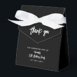 Caixinha De Lembrancinhas Preto & Branco | 80 Festa de aniversário Obrigado<br><div class="desc">Dê obrigados aos seus hóspedes com esta caixa personalizada de favoritos de festa de aniversário. Este design apresenta a letra chic push "Obrigado" "O teu nome é Festa de aniversário 80. Esta caixa de favoritos personalizada adicionará um toque pessoal às suas comemorações especiais. Convites e suprimentos de festa estão disponíveis...</div>