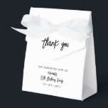Caixinha De Lembrancinhas Preto & Branco | 80 Festa de aniversário Obrigado<br><div class="desc">Dê obrigados aos seus hóspedes com esta caixa personalizada de favoritos de festa de aniversário. Este design apresenta a letra chic push "Obrigado" "O teu nome é Festa de aniversário 80. Esta caixa de favoritos personalizada adicionará um toque pessoal às suas comemorações especiais. Convites e suprimentos de festa estão disponíveis...</div>