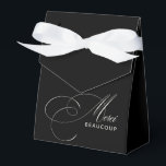 Caixinha De Lembrancinhas Preto Merci Beaucoup Elegante Caligrafia Obrigado<br><div class="desc">Minimalismo com um toque elegante neste atemporal design de caixa de agradecimento com bela caligrafia em bege marfim soletrando Merci e a palavra BEAUCOUP em sans serif moderno sobre um fundo preto chique. A combinação é sofisticada e elegante. Este design é uma excelente escolha para ocasiões corporativas ou pessoais, casamentos,...</div>