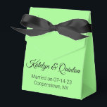 Caixinha De Lembrancinhas Primavera Verde e Preto na Elegância<br><div class="desc">Há algo que você quer dar a sua convidada na sua recepção de casamento? Você quer dar obrigado minúsculo que apresenta à sua festa de casamento? Caixas de favoritos de partidos podem ser exatamente o que você precisa. A fita e os nomes da noiva e do noivo escritos com uma...</div>