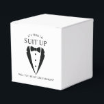 Caixinha De Lembrancinhas Proposta de Padrinho de casamento de Terno Tuxedo<br><div class="desc">Torne o seu casamento inesquecível - Adicione um toque pessoal com uma proposta de padrinho de casamento a favor de caixas de presentes com um terno de smoking preto e uma ilustração de gravata de arco com a mensagem de proposta de padrinhos de casamento em uma fonte de serifa clássica....</div>