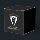 Caixinha De Lembrancinhas Proposta de Padrinho de casamento de Terno Tuxedo<br><div class="desc">Torne o seu casamento inesquecível - Adicione um toque pessoal com uma proposta de padrinho de casamento a favor de caixas de presentes com um terno de smoking e uma ilustração de gravata de arco com a mensagem de proposta de padrinhos de casamento em uma fonte de serifa clássica.</div>