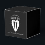 Caixinha De Lembrancinhas Proposta de Padrinho de casamento Preto "SUIT UP"<br><div class="desc">Torne seu casamento inesquecível - Adicione um toque pessoal com uma proposta de padrinho de casamento a favor de caixas de presentes com um terno e ilustração de gravações com a mensagem de proposta de padrinhos de casamento em uma fonte de serifa clássica.</div>