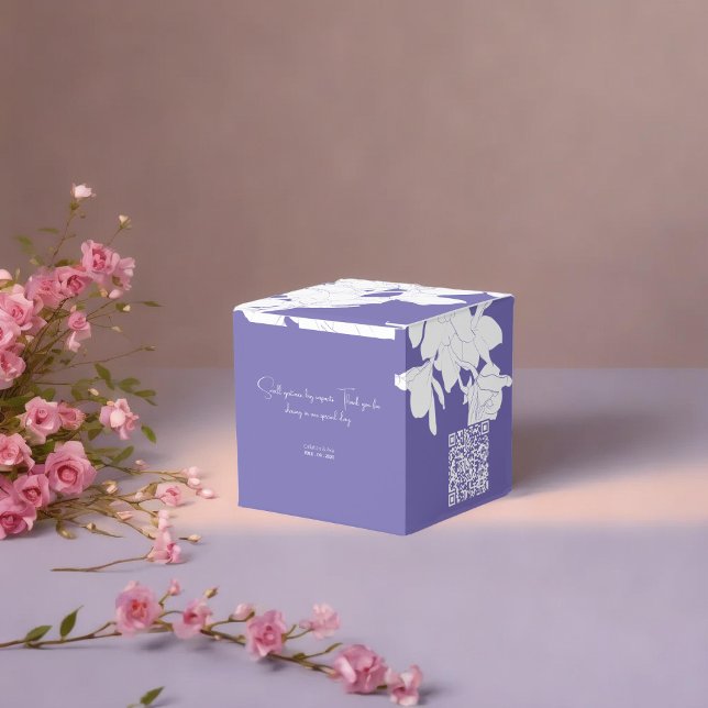 Caixinha De Lembrancinhas Púrpura de luxo voada (a purple floral favor box with a white flowers placed on soft surface surrounded with pnik flowers)