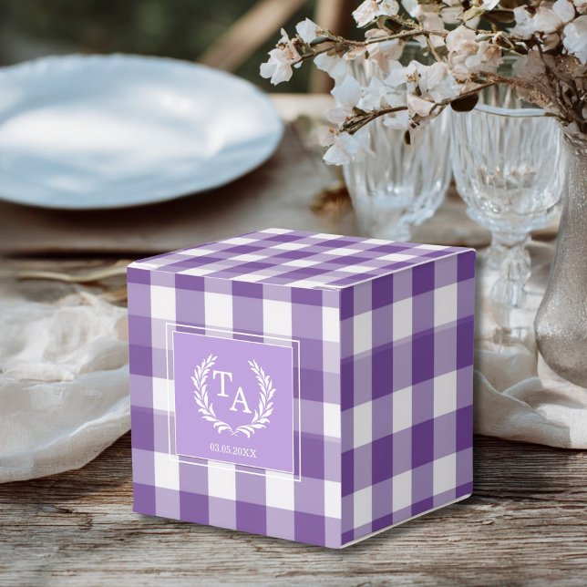Caixinha De Lembrancinhas Púrpura Gingham Monograma Crest (Custom Purple Gingham Monogram Crest Favor Boxes for your wedding or other Occasions.)