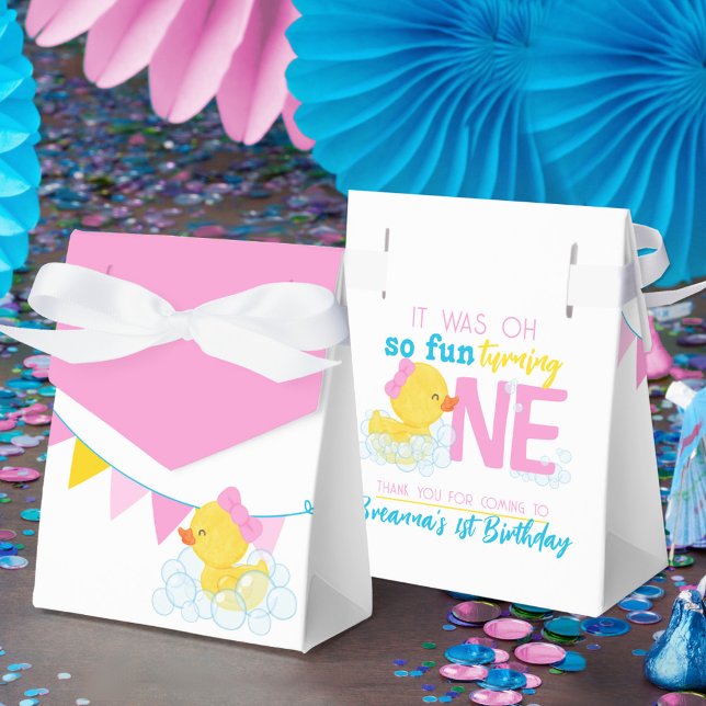 Caixinha De Lembrancinhas Rapariga de Borracha de Aquarela de primeiro anive (Girl Watercolor Rubber Duck 1st Birthday Party Favor Gift Boxes in Pink, Blue, Yellow on White)