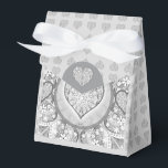 Caixinha De Lembrancinhas Renda cerâmica Cinza<br><div class="desc">Impressão de renda adicionada a um efeito cerâmico para este fino padrão com algumas incrustações de pérolas ou cabochons (desenhados). Um estilo original finamente elaborado e sofisticado. Aqui em cinza claro, que dá um estilo Romântico, este padrão também existe em preto, azul claro e azul da Grécia em outras das...</div>