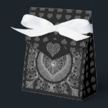 Caixinha De Lembrancinhas Renda Cerâmica Preta<br><div class="desc">Impressão de renda adicionada a um efeito cerâmico para este fino padrão com algumas incrustações de pérolas ou cabochons (desenhados). Um estilo original e sofisticado, finamente trabalhado. Aqui em preto, que dá um estilo gótico, este padrão também existe em cinza claro, azul claro e azul da Grécia em outras de...</div>