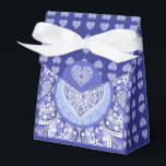 Caixinha De Lembrancinhas rendado cerâmico Azul da Grécia<br><div class="desc">Impressão de renda adicionada a um efeito cerâmico para este belo padrão com alguns enfeites de pérolas ou cabochões (desenhados). Um estilo original e sofisticado, finamente trabalhado. Aqui no Azul da Grécia (que é uma cor famosa nas Cíclades gregas), este padrão também existe em cinza claro, azul claro e Preto...</div>