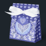 Caixinha De Lembrancinhas rendado cerâmico Azul da Grécia<br><div class="desc">Um efeito de renda adicionado a um efeito cerâmico para este fino padrão com alguns detalhes de pérolas ou cabochons (desenhados). Um estilo original sofisticado e finamente trabalhado. Aqui no Azul da Grécia (que é uma cor famosa nas Cíclades gregas), este padrão também existe em cinza claro, azul claro e...</div>