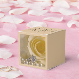 Caixinha De Lembrancinhas Rosa branco, anel de noivado e pérolas Wedding