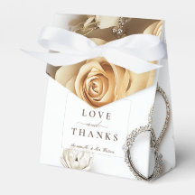 rosa de ouro e anéis de casamento