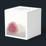 Caixinha De Lembrancinhas Rosa Rosa no Casamento Branco<br><div class="desc">Personalize a bonita caixa de lembrança do Casamento Branco com Rosa Rosa com os nomes pessoais dos noivos e data e preencha com as lembrancinhas para sua festa de casamento ou recepção de casamento com tema de jardim. Estas caixas de lembrancinhas botânicas personalizadas elegantes apresentam uma fotografia floral de rosa...</div>