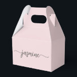 Caixinha De Lembrancinhas Rosa Simples Feminino Nome com Monograma em Script<br><div class="desc">Caixa personalizada simples e limpa com monograma feminino em rosa cor-de-rosa com nome personalizado em letra cursiva. Este design apresenta seu primeiro nome em uma linda tipografia de assinatura com estilo de letra manuscrita com cauda ornamentada (ou caligrafia) em fundo rosa poeira ou rosa bege pastel claro. Estas caixas de...</div>