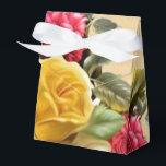 Caixinha De Lembrancinhas Rosas Vermelhas e Amarelas Vintage Floral<br><div class="desc">Rosas vermelhas e amarelas venenosas num fundo de papel antigo. Procure produtos de casamento.</div>