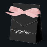 Caixinha De Lembrancinhas Rótulo de Nome com Monograma Preto Minimalista Lim<br><div class="desc">Caixa de Favor Personalizada Simples Limpa Minimalista Feminina com Monograma de Nome Preto Assinatura Roteiro. Este design apresenta seu primeiro nome em uma linda tipografia de assinatura de estilo de letra manuscrita com cauda swash (ou caligrafia) em branco sobre fundo preto. Estas caixas de presente femininas e elegantes são ótimas...</div>