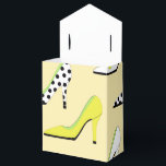 Caixinha De Lembrancinhas Sapatos Saltos Altos Amarelos Bonitos<br><div class="desc">Procurando uma caixa de favores glamourosa? Bem, a busca acabou. Esta caixa de favores apresenta sapatos saltos altos multicoloridos na moda sobre um fundo amarelo. Alguns dos saltos são amarelos, outros brancos e alguns com padrões de bolinhas. É um ótimo complemento para um chá de noiva, festa de aniversário ou...</div>