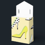 Caixinha De Lembrancinhas Sapatos Saltos Altos Amarelos Bonitos<br><div class="desc">Procurando uma caixa de favores glamourosa? Bem, a busca acabou. Esta caixa de favores apresenta sapatos saltos altos multicoloridos na moda sobre um fundo amarelo. Alguns dos saltos são amarelos, outros brancos e alguns com padrões de bolinhas. É um ótimo complemento para um chá de noiva, festa de aniversário ou...</div>