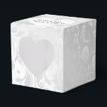 Caixinha De Lembrancinhas Satin Damask Branco de Casamento Com Coração<br><div class="desc">Coração branco com nomes de recém-casados em um padrão de damasco branco de cetim.
Nomes e data são editáveis.</div>