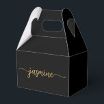 Caixinha De Lembrancinhas Script com Nome Monograma Preto Feminino Dourado<br><div class="desc">Caixa personalizada simples, limpa e minimalista com nome monograma feminino em preto e dourado. Este design apresenta seu primeiro nome em uma linda tipografia de assinatura com estilo de letra manuscrita com rabisco (ou caligrafia) em dourado sobre fundo preto. Estas caixas de presente femininas e elegantes são ótimas para distribuir...</div>