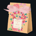 Caixinha De Lembrancinhas Splash Floral Tropical Havaiano Personalizado<br><div class="desc">Personalize os brindes do seu casamento com os nomes dos cônjuges, data do casamento e o nome do membro da sua comitiva de casamento ou uma citação divertida. Flores de aquarela em estilo livre salpicadas com cores tropicais. Elementos florais havaianos nas cores laranja manga gelada, verde de selva, rosa plumeria....</div>