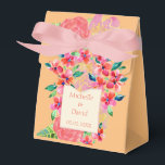 Caixinha De Lembrancinhas Splash Floral Tropical Havaiano Personalizado<br><div class="desc">Personalize os brindes do seu casamento com os nomes dos cônjuges, data do casamento e o nome do membro da sua comitiva de casamento ou uma citação divertida. Flores de aquarela em estilo livre salpicadas com cores tropicais. Elementos florais havaianos nas cores laranja manga gelada, verde de selva, rosa plumeria....</div>