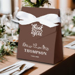 Caixinha De Lembrancinhas Sr. e Sra. Elegant Simple | Castanho<br><div class="desc">Trate seus convidados a um favor simples, mas elegante... eles vão tesourar para sempre com o Sr. e Sra. Elegante Simple. | Brown Favor Box, personalizado com seu novo nome de família e data do casamento! Dê aos seus hóspedes um favor tão inesquecível como o seu casamento com este guardião...</div>