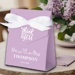 Caixinha De Lembrancinhas Sr. e Sra. Elegant Simple | Roxo Lilado<br><div class="desc">Tornar a sua recepção de casamento inesquecível com este elegante Sr. e Sra. Elegante Simple | Caixas de Favor de Roxo Lilac personalizadas com o nome da sua família e a data do casamento.</div>