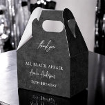 Caixinha De Lembrancinhas Todos os Elegantes Modernos da Festa de aniversári<br><div class="desc">Comemore com estilo sofisticado com as nossas Caixas de Favoritos de Todos os Assuntos Negros. Perfeito para eventos modernos e elegantes, essas caixas são projetadas para complementar qualquer celebração de aniversário chic. Criados em preto elegante com sotaques personalizados, eles são ideais para se encherem com doces, minicavetas ou favoritos para...</div>